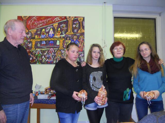 Die Junghelfer Laura, Vivien und Alina mit Walter und Margret