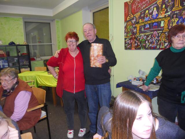 Walter überreicht Oma Elvi ein Geschenk