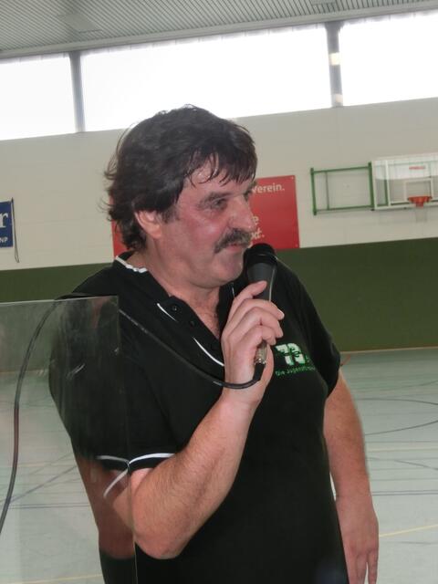"Manne Sturm" als Turnierleiter und aktiver "Boker" ...