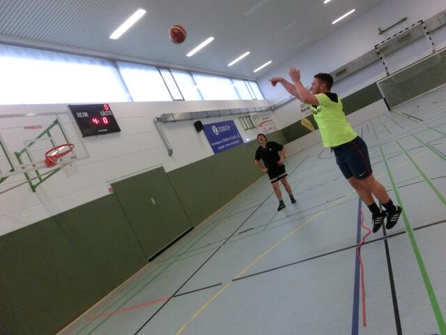 ...ebenfalls eine perfekte Haltung: Fußballer Simon Kirsch...