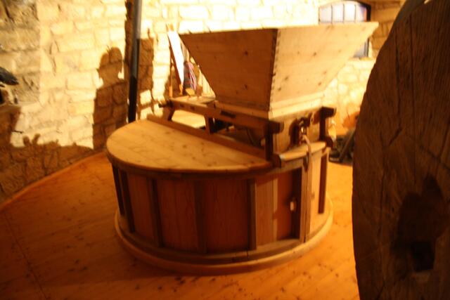 die Bütte wartet auf Ihren Antrieb... hoffen wir das eines Tages doch noch der Mühlenkopf mit Flügeln für diese Mühle durch die Behörden genehmigt wird