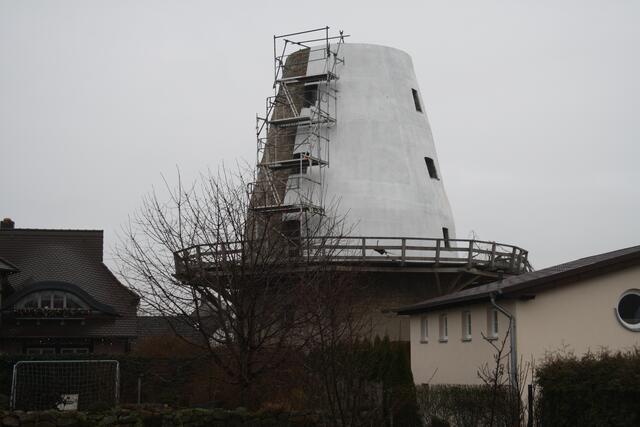 die Mühle im Dezember 2013, die Wetterseite wird wieder neu verputzt zum Schutz vor eindringendem Regenwasser