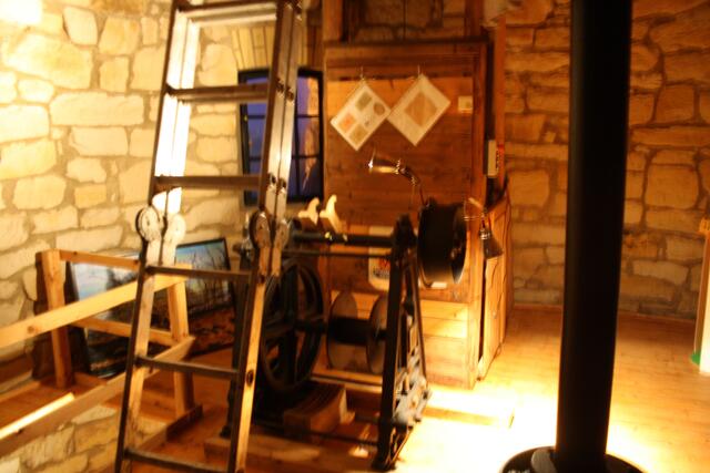 über diese Alu-Leiter kommt man auf´s Dach, es fehlt ja leider  die nicht genehmigte Mühlenhaube... rechts sieht man die Königswelle