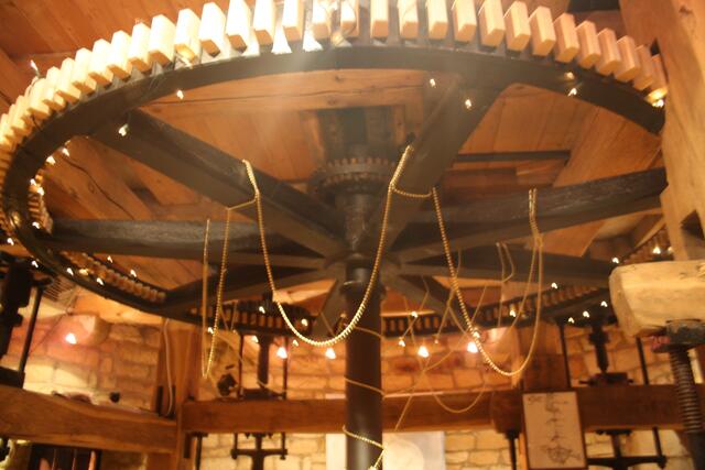 das Gußeiserne Stirnrad mit Königswelle, einst wurde hier 4 Mahlgänge auf dem darüber liegenden Mehlboden angetrieben