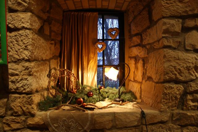 weihnachtlich geschmücktes Mühlenfenster