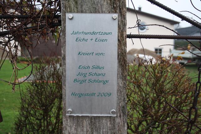 der "Jahrhundertzaun" entstand aus Teilen einer ehemaligen Wassermühle in Bad Münder