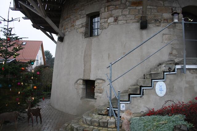 Treppenaufgang zur Mühle, man sie das Denkmalschild der "Vereinigung zur Erhaltung von Wind- und Wassermühlen in Niedersachsen und Bremen e.V."