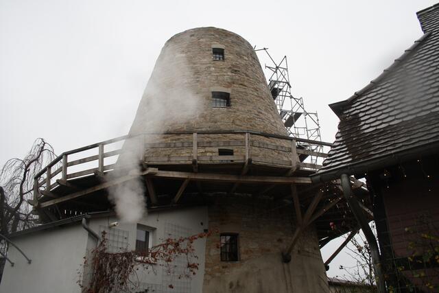 die Mühle ist geöffnet und auch beheizt, deutlich am Wasserdampf  beim Anbau zu erkennen