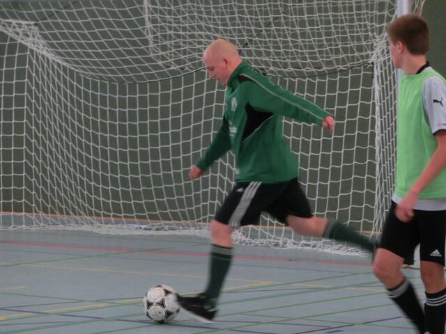 ...Denis Strauch auf den Ball fixiert ...