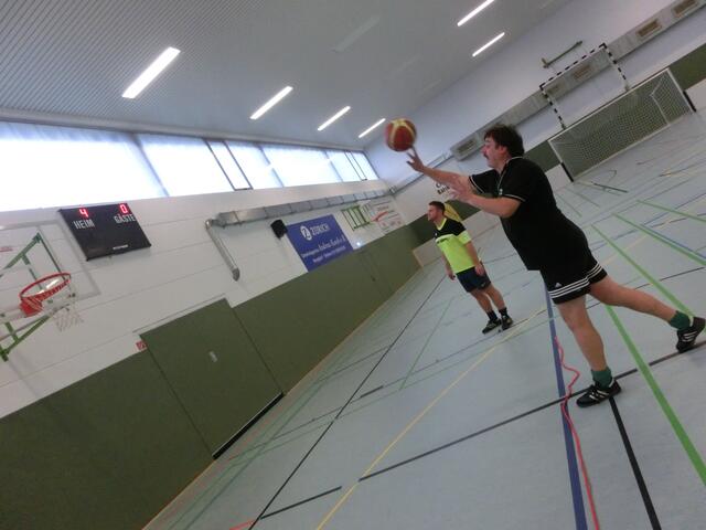 ...auch Manne Sturm beherrscht den Basketball...