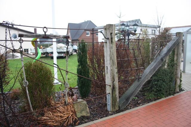 die verbauten Balken des Zauns waren einst Teil einer Wassermühle in Bad Münder