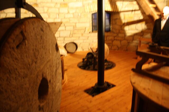 Mühlstein, Königswelle, rechts Mahlbütte (in der arbeiten die Mühlsteine)