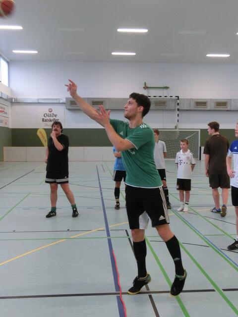 HSV-1.Herrenkicker Jannis Iwan kann auch mit dem Basketball umgehen ...