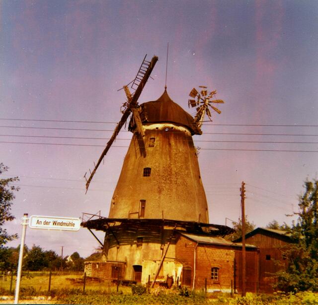 1975 entstand diese Aufnahme, im Anbau vorne rechts stand einst ein Motor zum Antrieb des Schrotgangs bei Windstille