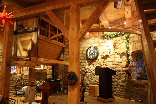 im 1. Stockwerk befindet sich das Mühlencafe mit einer kleinen Bühne, wer kann darf hier auch selbst musizieren