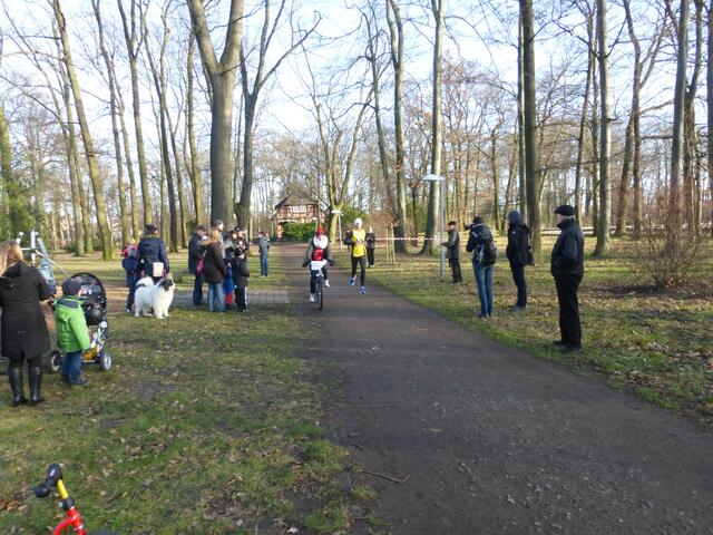 Justus Nieschlag wird ganz überlegen Gewinner beim 3. Lehrter Silvesterlauf. Bei dem Tempo hätten viele Freizeit-Radler Schwierigkeiten mitzuhalten.