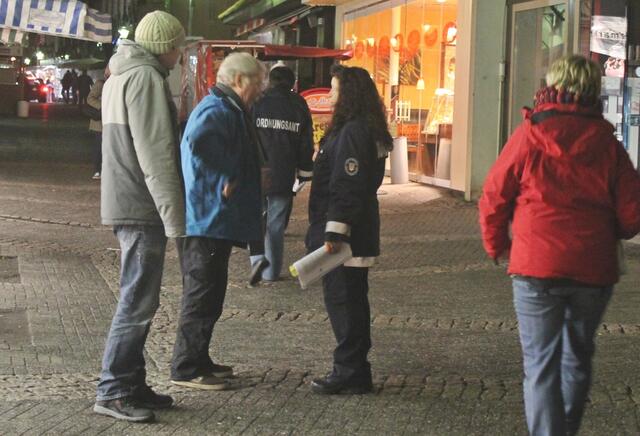 Händler und eine Mitarbeiterin der Stadtverwaltung Kirchhain im Gespräch.