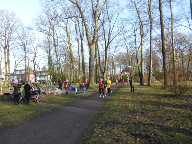 Die schnellsten Läufer haben die Hälfte geschafft. (leider sind die Läufer auf den Fotos sehr klein)