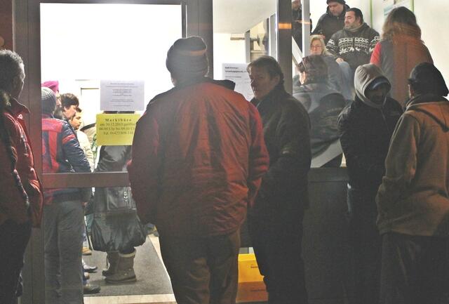 "Vielleicht bekommen wir ja auch noch einen Standplatz auf dem Neujahrsmarkt." Diese Händler warten im und vor dem Rathaus auf die Öffnung des Marktbüros.