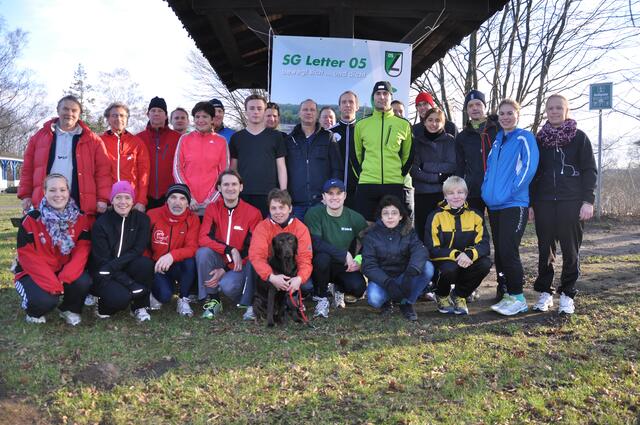 Der harte Kern vor Veranstaltungsbeginn. 27 Läufer und 19 Schwimmer trauten sich ins Wasser bei nur 7 Grad Celsius, drinnen wie draußen.