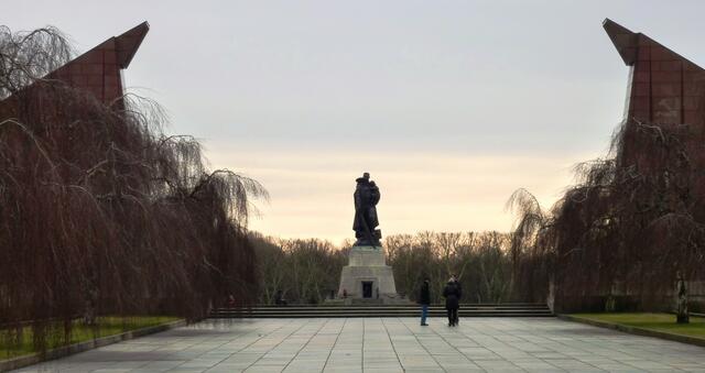 Die steinernen Monumente am Wegrand stellen gesenkte Fahnen dar.
