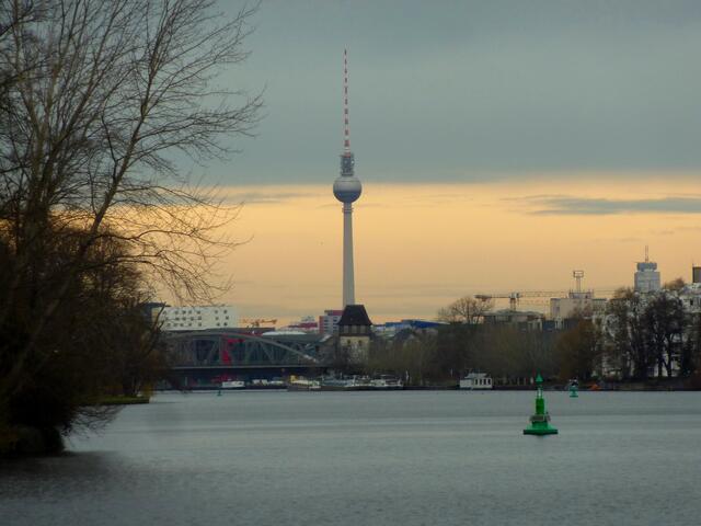 Der Fernsehturm vom Alexanderplatz