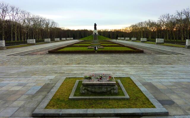 Das gigantische Heldendenkmal; beidseits des Weges sind symbolisch Sarkopharge mit Bildszenen aufgestellt. Sie repräsentieren die damaligen Sowjetrepubliken.
