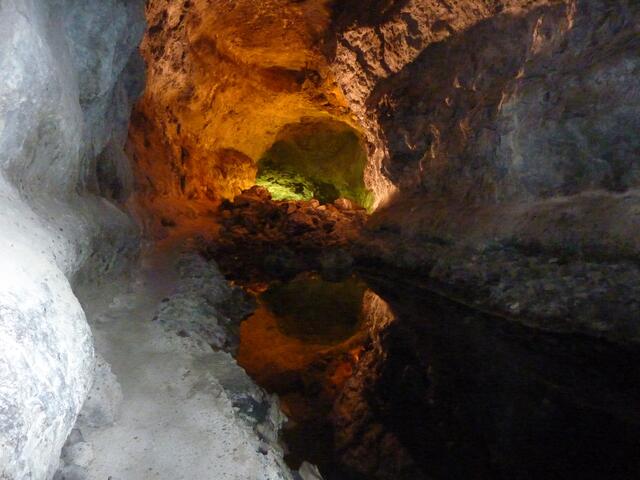 In der Cueva de los Verdes gibt es raffinierte Spiegelungen.