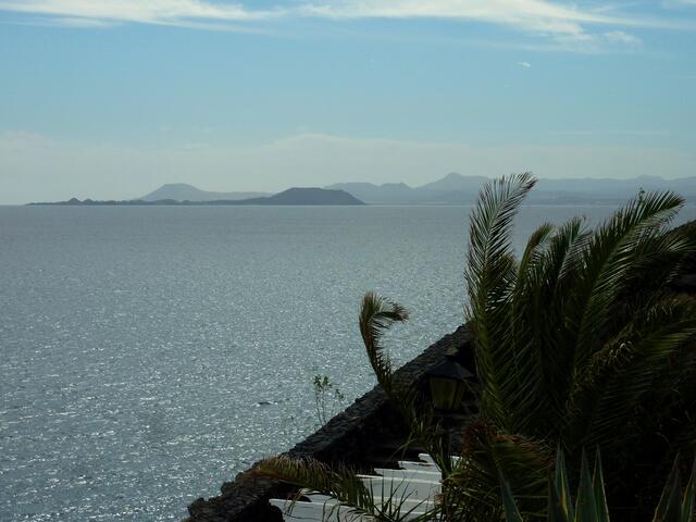 Blick von der Promenade zur Nachbarinsel Fuerteventura