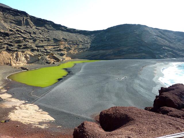 Grün leuchtet die Lagune von El Golfo.