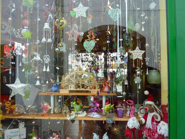 Einblicke und Spiegelungen: Weihnachtsdekoration in einem Geschäft in der Marina Rubicon