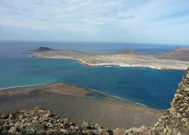 Blick auf die Nachbarinsel La Graciosa