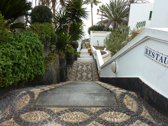 Schön gestaltete Gasse in Puerto del Carmen