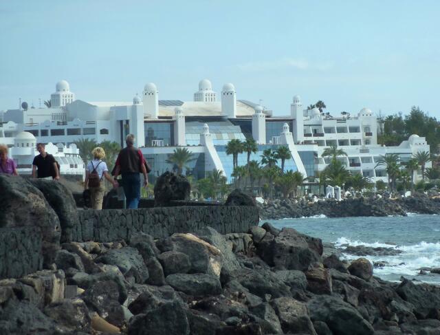 Auf der Promenade in Playa Blanca: Blick auf die Hotelanlage Timanfaya Palace