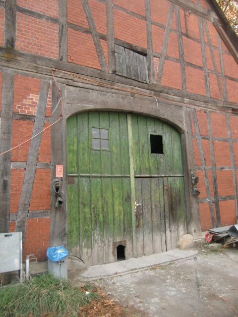 Einfahrtstor Vollmeier Hof Flebbe Wirtschaftsgebaude Wer vor diesem Gebäude steht , wird sehen , das die alten Eichenbalken noch komplett intakt sind, entgegen anderer  offizieller Aussagen Dahinter , vom alten Markt aus  nicht zu sehen , befindet sich das barocke Wohngebäude mit historischer Eingangstür( Bilder davon im Zustand von 1998 und 2013 werden demnächst veröffentlicht