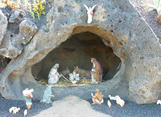 Auf dem Marktplatz der Provinzhauptstadt Yaiza war ein Miniatur-Lanzarote aufgebaut. Die Krippenszene gehört dazu.