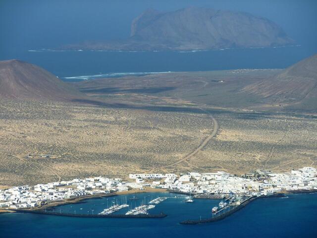 Der Hafen von La Graciosa und eine zweite Insel im Hintergrund