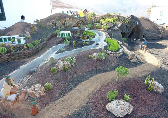 An der Miniaturlandschaft haben die beiden Männer im Hintergrund noch gearbeitet. Das Ergebnis ist ausgesprochen liebevoll und detailliert ausgefallen.