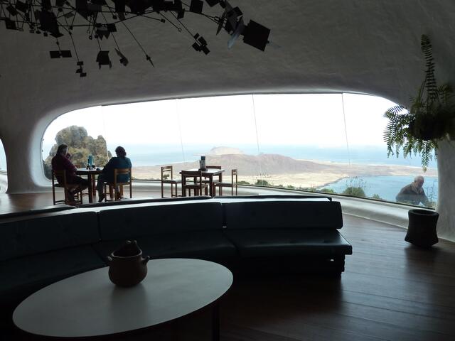 Das in den Felsen gebaute Café des Mirador del Rio gewährt einen Panaromablick auf die Insel La Graciosa.