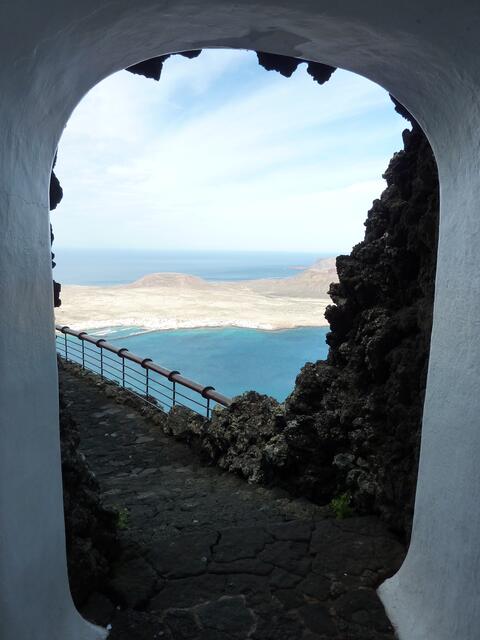 Vom Mirador del Rio aus hat man einen fantastischen Blick auf die kleine Insel La Graciosa.