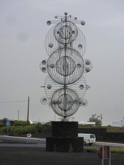 Schon von weitem sieht man das filigrane Windspiel im Kreisverkehr von Tahiche.