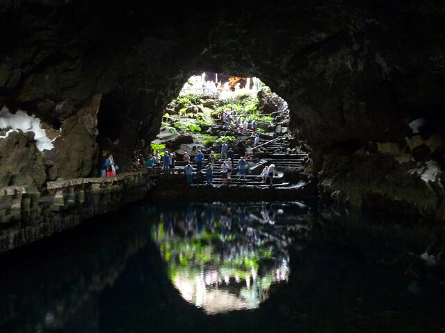 Jameos del Agua: Über viele Treppen gelangt man zunächst in ein Höhlencafé und dann in dieser Grotte. Im Wasser leben weiße Krebse.