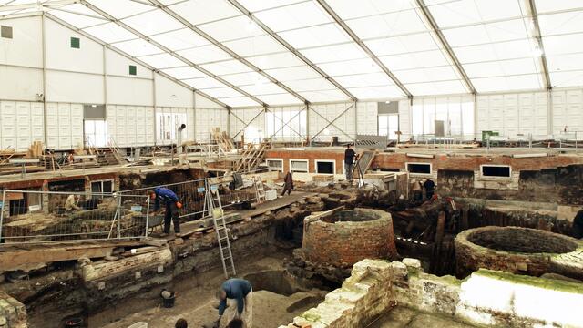 Im Verlauf der archäologischen Untersuchungen wurden die Funde aus den Kloaken bzw. Abfallschächten gerettet und dokumentiert.