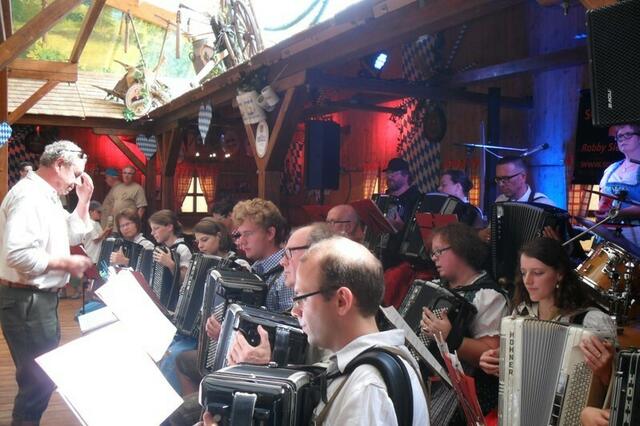 Accordimento spielt in der Sterndl Alm auf dem Plärrer