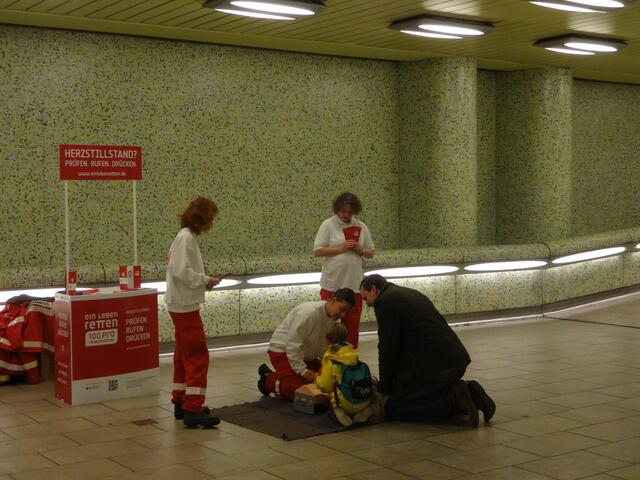 Wiederbelebung-Training in der U-Bahn-Station Kröpke, © DRK Laatzen, F. Hentschel