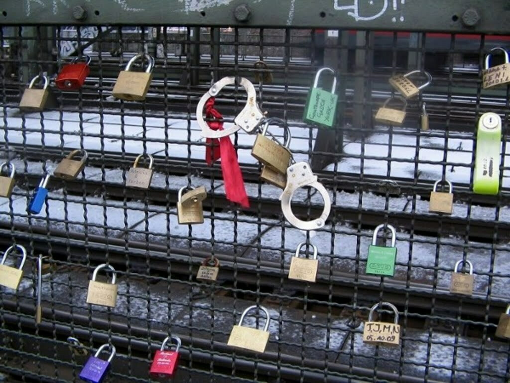 La giovane percorre 10.000 km per rompere il "lucchetto dell'amore" che