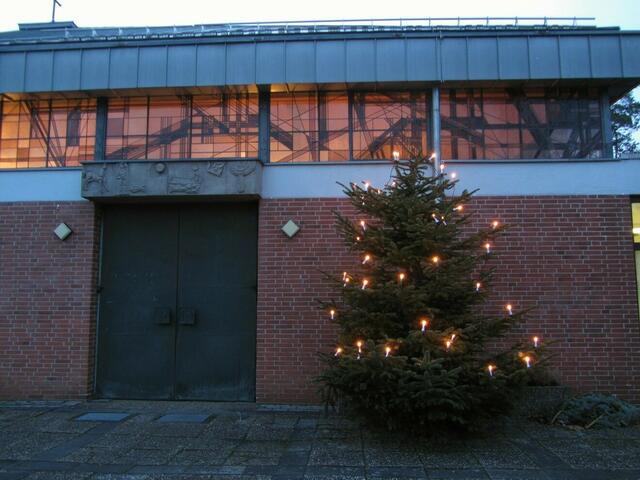 Schiefer Weihnachtsbaum vor der Herrenwaldkirche