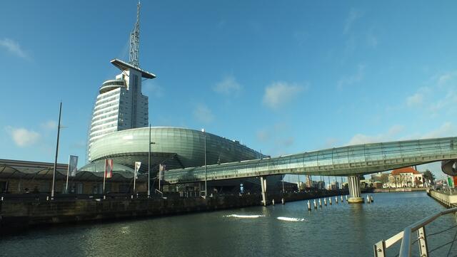 Im  Hintergrund das Hotel **** Atlantic Sail City , unterhalb das Klimahaus 8 ° Ost