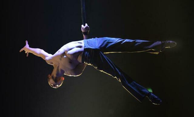 Rui Ling interpretiert den französischen Chanson "Je suis malade" an den Strapaten. | Foto: Turn- und Sportfördergesellschaft mbH