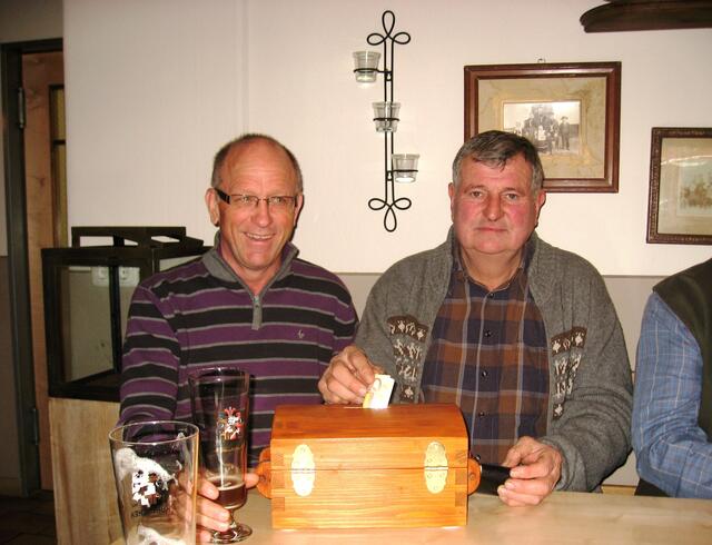 Scherer Hans ( 60 ) mit seinem Freund                      und Spender  Anderl Lipp